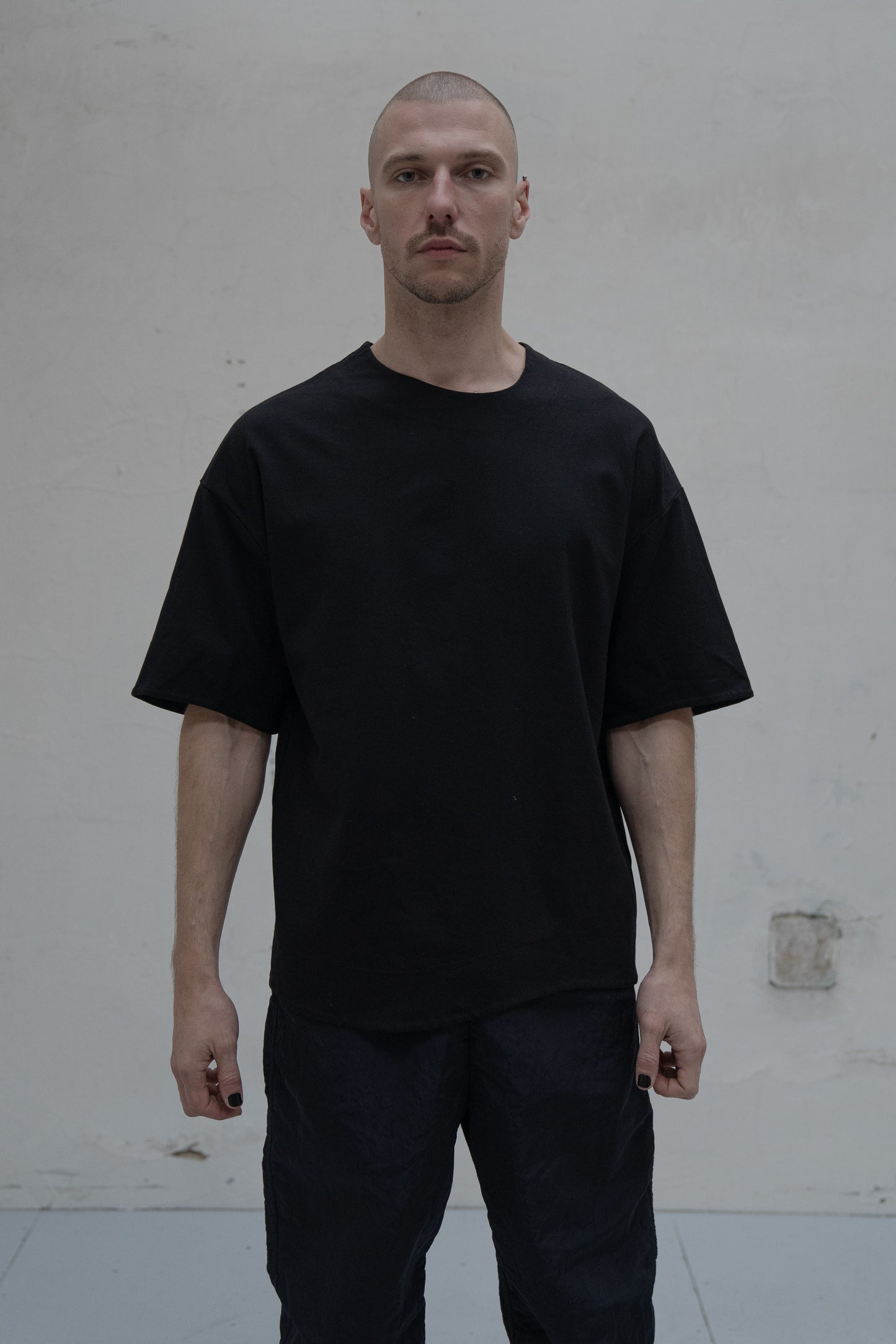 Non Iron Asymmetrical T-shirt [black]